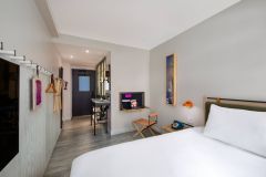 ox-nycox-queen-guest-room-42620_Classic-Hor