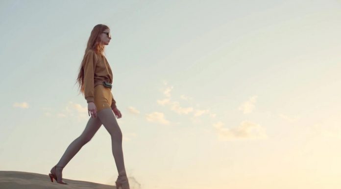 Yves Saint Laurent apresenta nova coleção SS21 no deserto