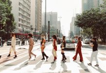 Garnus faz desfile a céu aberto e gera comoção na capital paulista
