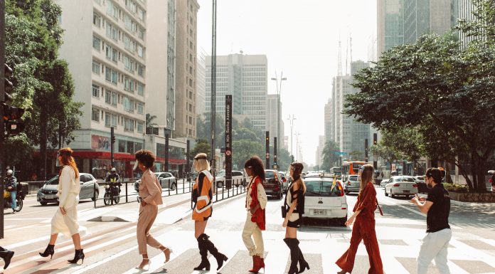 Garnus faz desfile a céu aberto e gera comoção na capital paulista